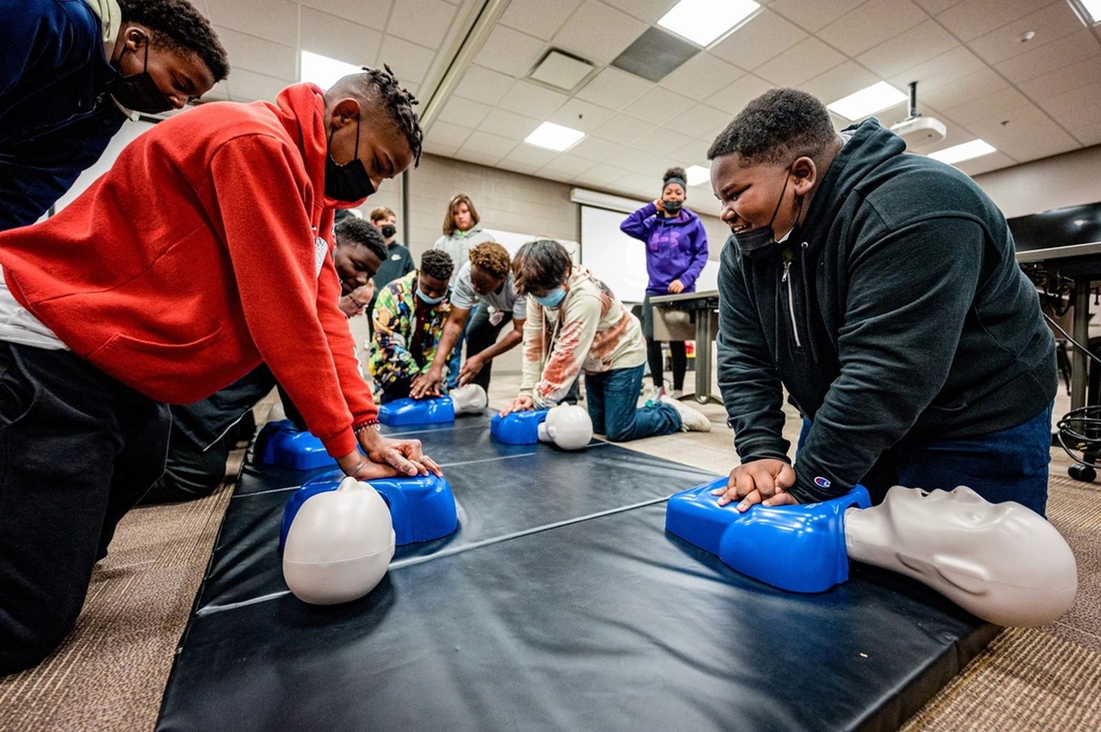 Stagiaires en formation aux gestes de premiers secours sur mannequins